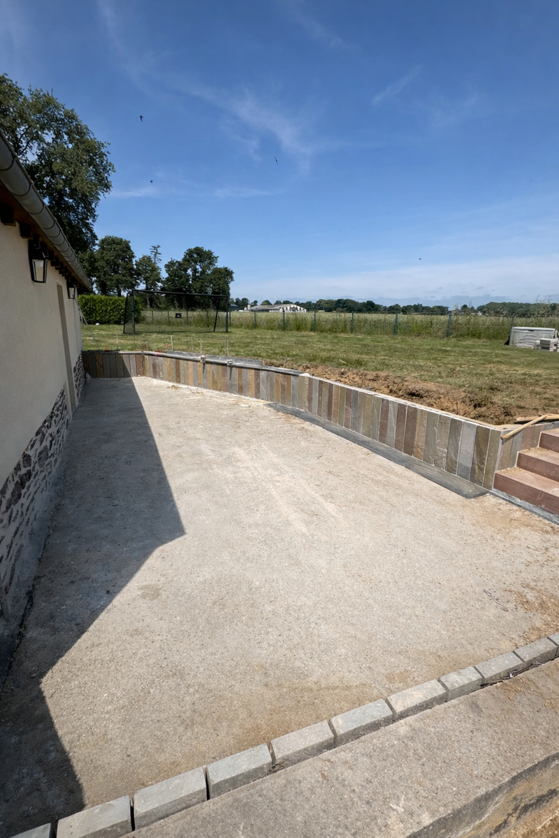 Avant travaux — Création de terrasse en grès multicolore avec muret et escalier